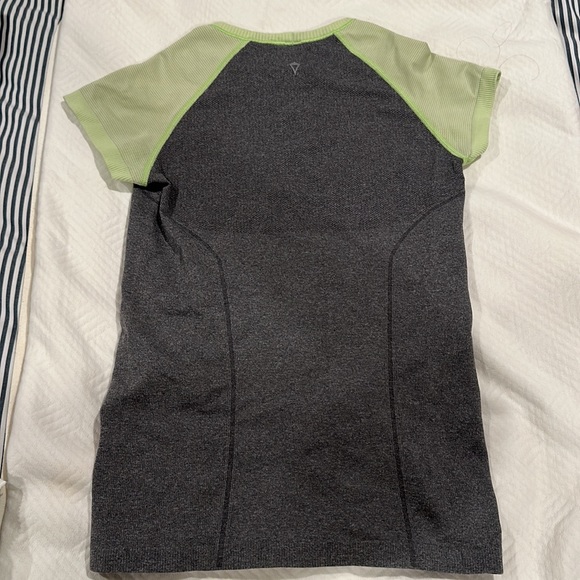 Ivivva Top in gray and green size 12 girls - Picture 2 of 3